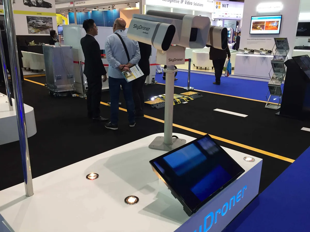 SkyDroner bir radar sistemine sahip. Yaklaşan droneların kontrolünü ele geçirerek, önceden belirlenmiş bir alana indirilmesini sağlıyor.
