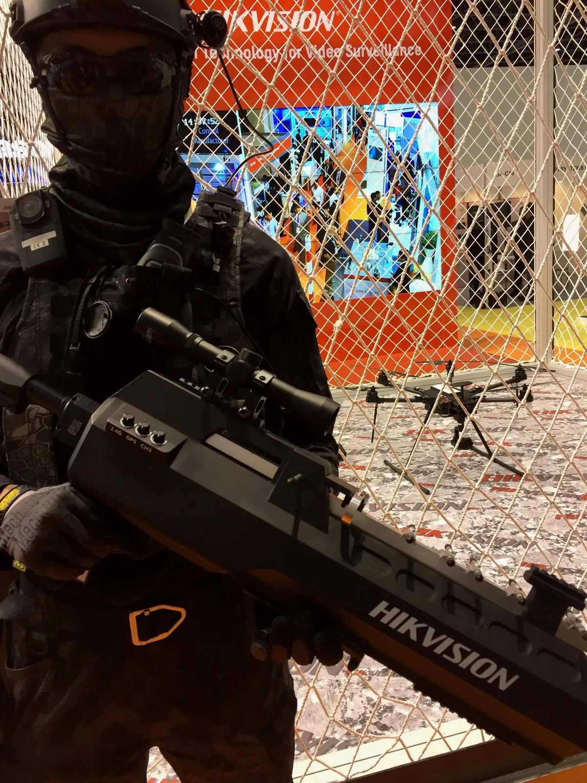 Hikvision kendi stand alanına bir drone zone yapmıştı. Drone avcı tüfeği ve mobil DVR ile donatılmış 